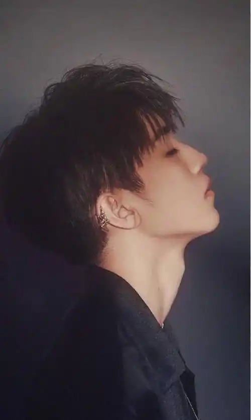 来一波小哥哥们的喉结杀,你被谁撩到了?_蔡徐坤_王俊凯_黄景瑜