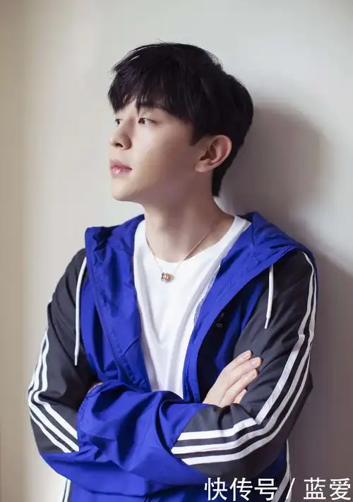 照片中,邓伦靠墙站著或坐著,阳光洒在他脸上,面板光洁无比.