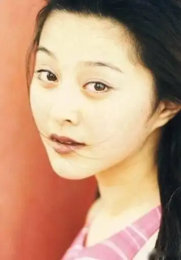 范冰冰晒出自己12,13岁时的青涩旧照,并呼吁大家"关注发量,忽略婴儿肥