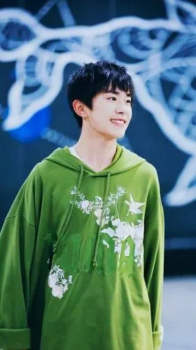 易烊千玺穿抹茶绿卫衣的图片