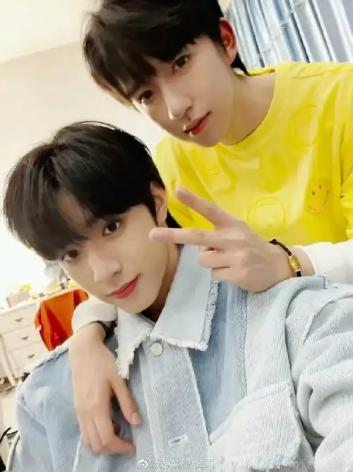 刘耀文晒合照祝贺峻霖18岁生日快乐##刘耀文希望贺峻霖每个愿投都