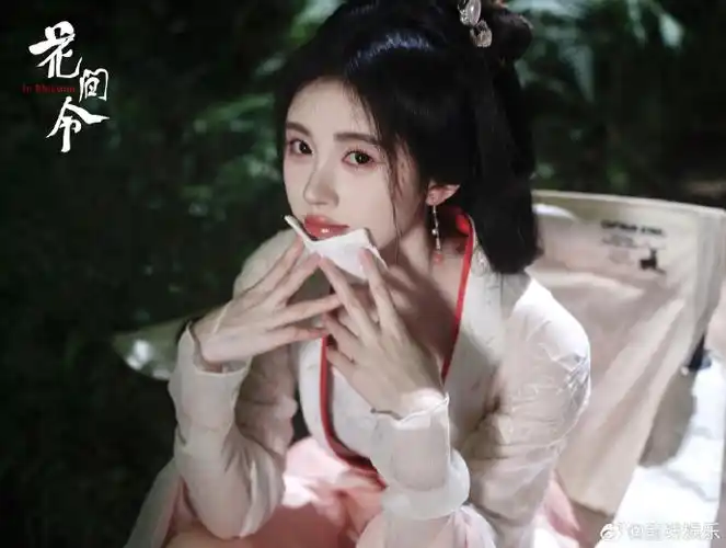 鞠婧祎鞋底好厚#鞠婧祎古装造型原来也穿了厚底鞋,红色鞋子白色的