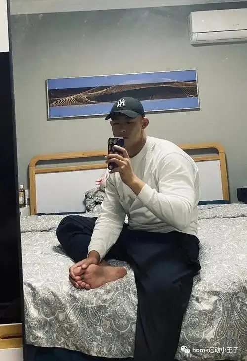 肌肉帅哥卧室自拍秀,两只大脚丫意外抢镜