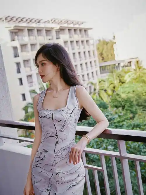 唐嫣惊艳亮相活动现场,高叉紧身裙展现多重魅力