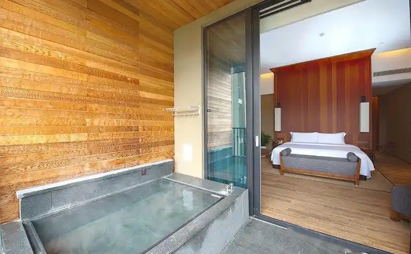 设计师充分利用空间特征引入下沉式天然温泉泡池这个拥有良好私密性的