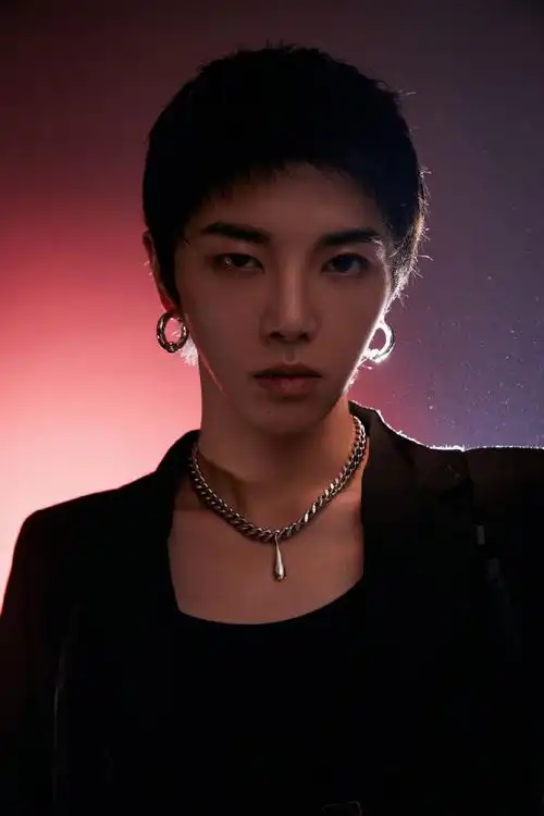 华晨宇今日线下活动造型图一身黑色修身西装的花花,酷帅有型超个邪