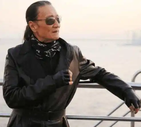 谢贤年轻时容貌有多惊艳?看到照片后,网友:10个谢霆锋也没他帅