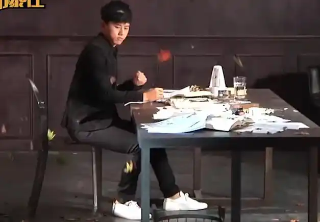 接着一块滑轮砸了下来,他还笑着说道:"还好第一轮发现了