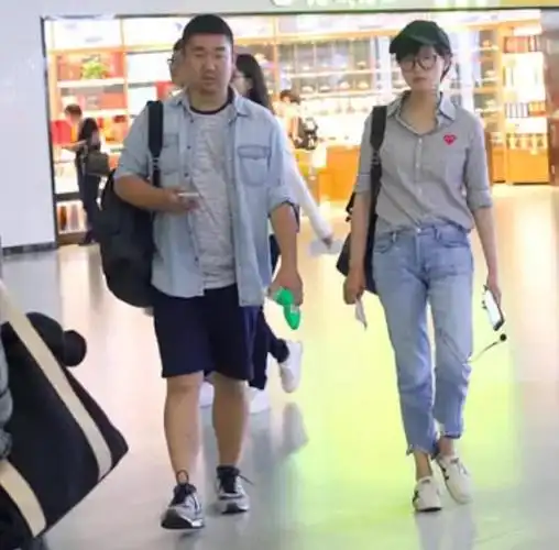 万茜圈外丈夫真容曝光,穿扮成熟,带女儿出游父爱满溢_网易订阅