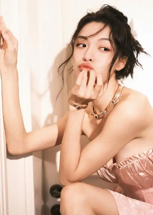 钟楚曦拍摄居家写真,魅力无限,被网友隔空喊老婆