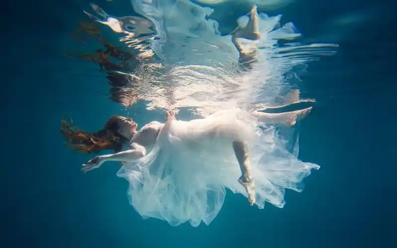 水下的女孩美女唯美意境图片壁纸