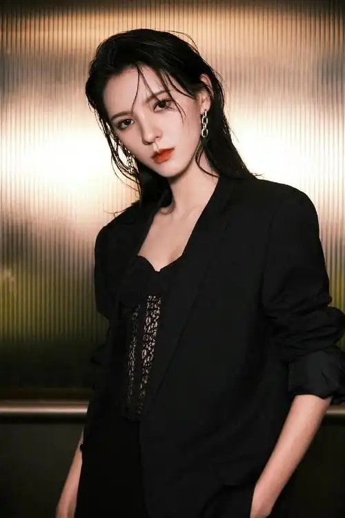 张予曦电梯照氛围感