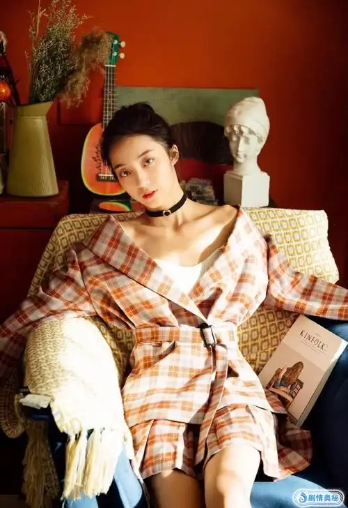 别看万鹏在剧里的造型穿搭土到爆,但其实现实生活中,她可是一个时尚搭