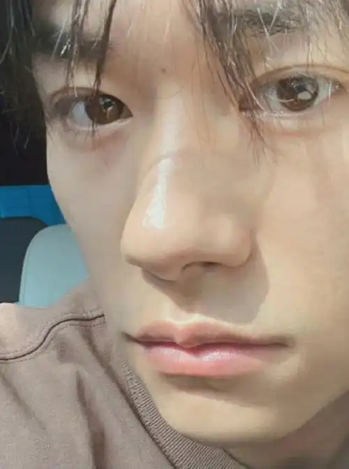 易烊千玺18张自拍合集