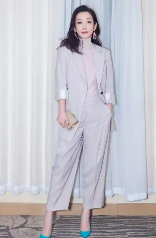 秦海璐穿西柚色礼裙亮相,49岁美如29岁,网友:一般人驾驭不住!