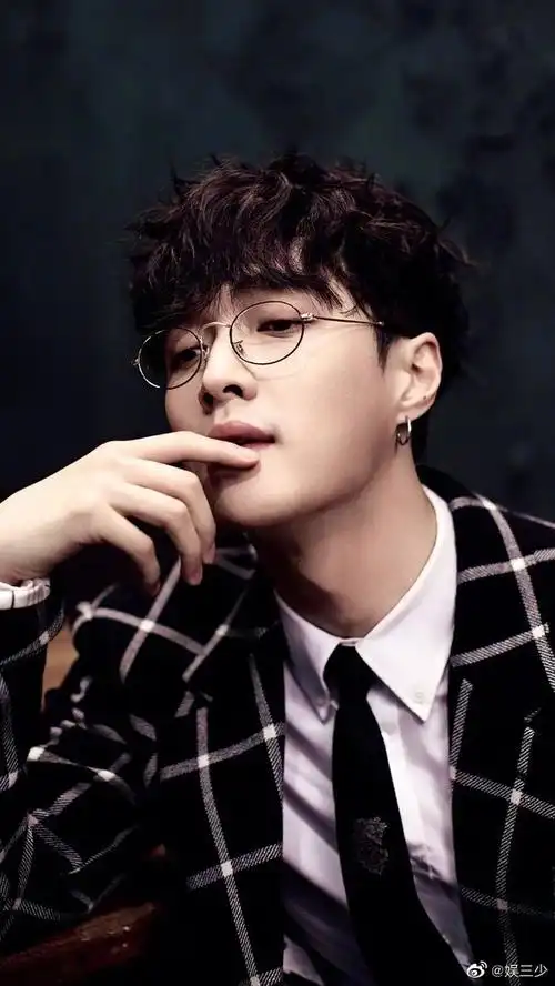 张艺兴超话#张艺兴时光记事簿##张艺兴每时每刻#夺命眼镜鲨!