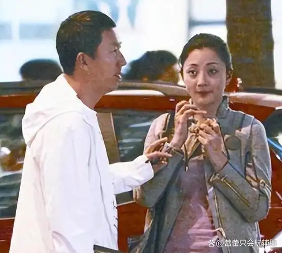 也有人说是因为鄢颇和孙东海的前女友关系过于亲密,而孙东海又没有放