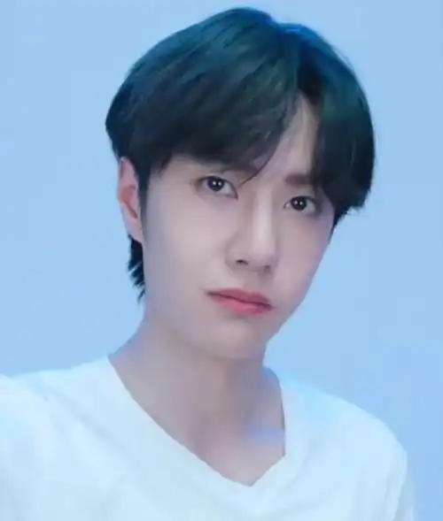 出道2000天:王一博13岁洛阳籍明星演唱会被扒,c位风范迷妹疯狂