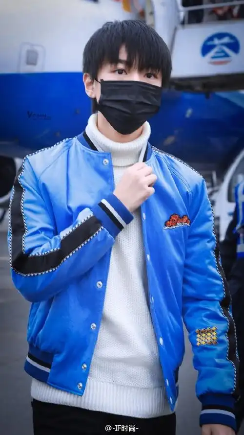 tfboys-王俊凯亮蓝色飞行员夹克搭配白色高领毛衣现身机场,阳光有型