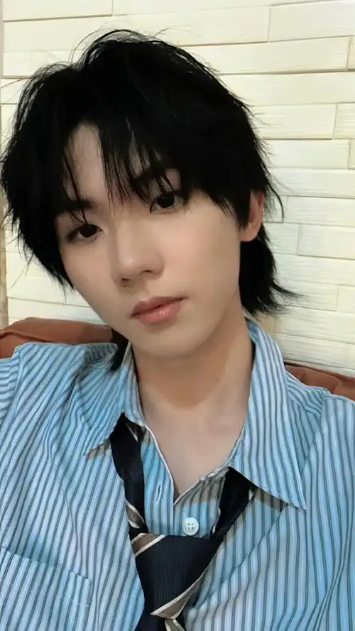 这张帅脸一天不看就难受@时代少年团队长-马嘉祺#时代少年团上楼了