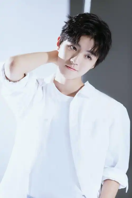 白衣少年王俊凯图照合集来袭 清新帅气的王总迷人上线