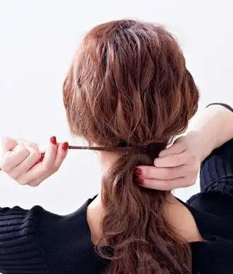 卷发扎发的简单步骤 扎款低马尾很优雅