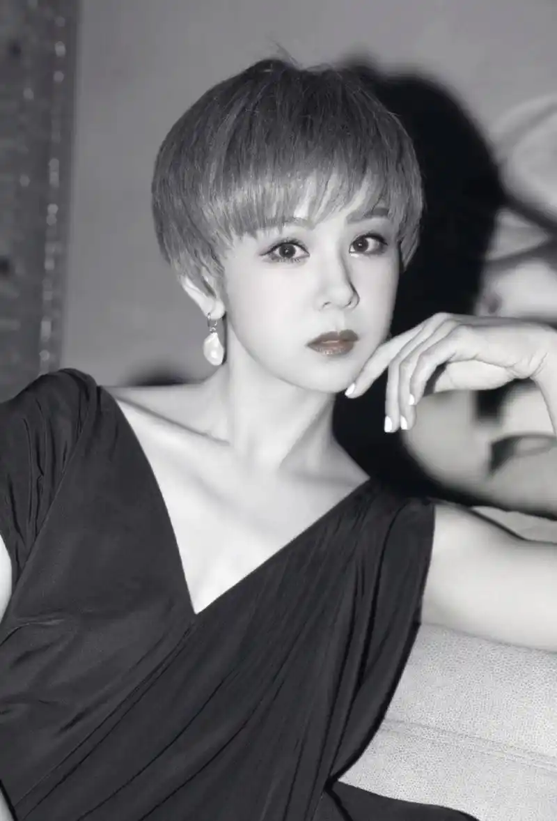 王雷老婆李小萌换短发了,气质一下子变得时髦很多,感觉人也变年轻了