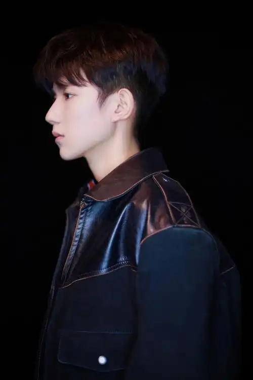 王源当天身穿红色衬衣外披黑色外套,搭配深色牛仔裤尽显酷帅范儿,魅力