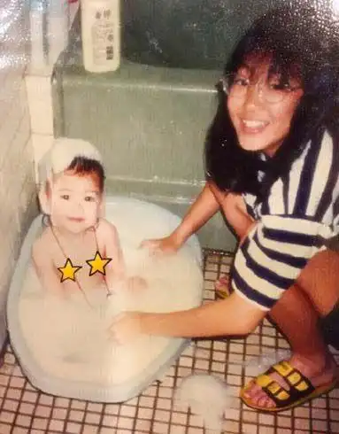 昆凌昨日发文称:"家里有了新成员,于是大家都翻出自己小时候的照片看