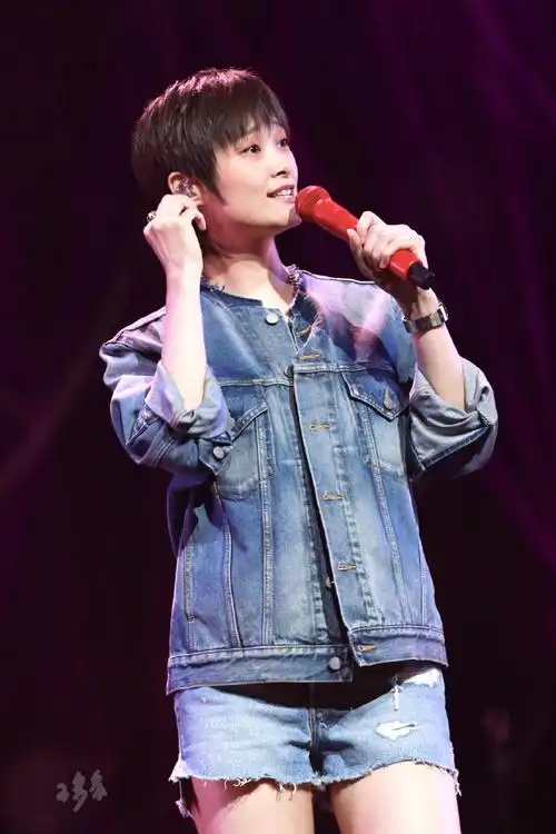 李宇春超话#李宇春舞台#20230610 青岛分享一些适合现在这个时间看的