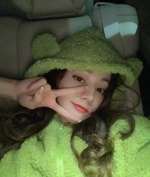 时隔近4个月,迪丽热巴终于营业晒出自拍,闭眼嘟嘴卖萌超可爱