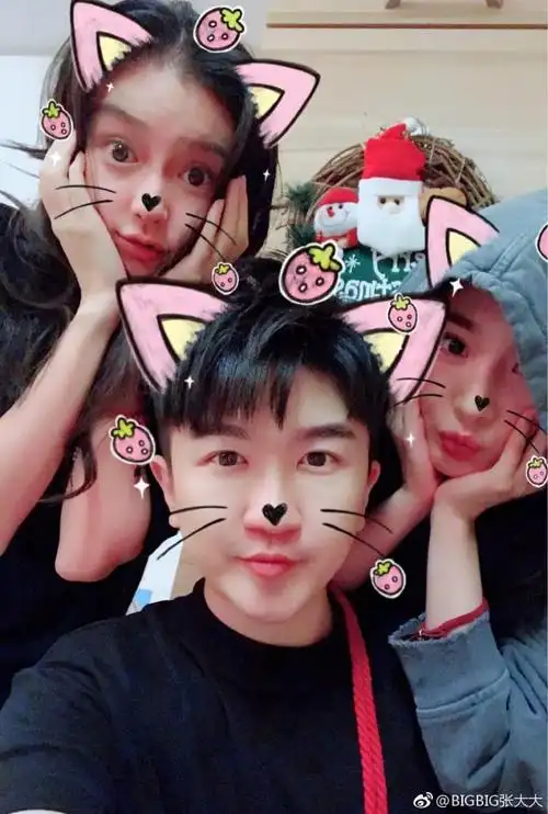 张大大晒照为杨幂庆生 和baby三人行欢乐多多