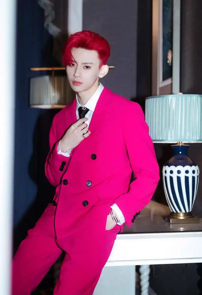 小鬼王琳凯身着玫红色西服套装,靓眼红色发型个性时尚