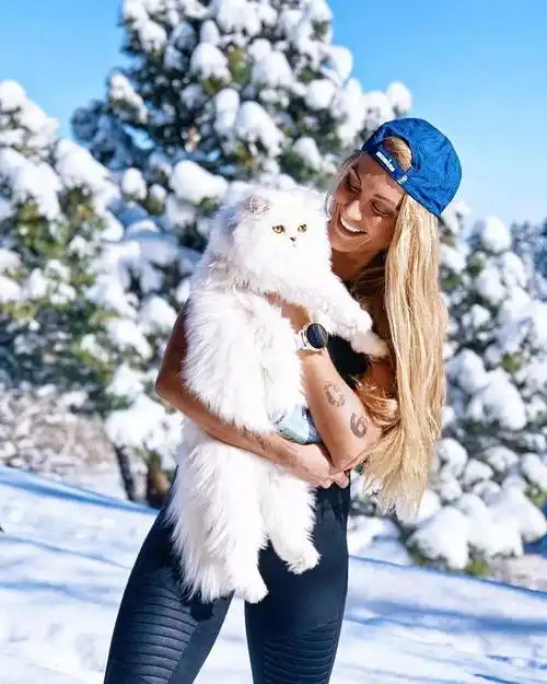 27岁金发女孩和她的波斯猫环游世界,画风好美!