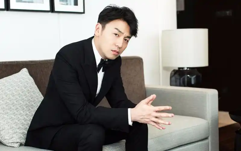 【雷佳音/ 佟丽娅】雷佳音是护妻还是不懂女人心?光速走 红毯惨遭佟.