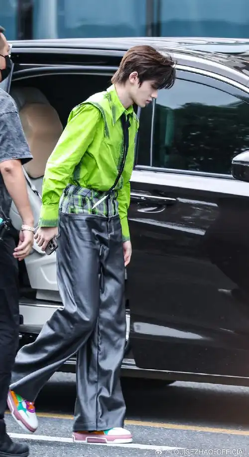 宋亚轩荧光绿衬衣##宋亚轩##时代少年团宋亚轩##宋亚轩 fashion