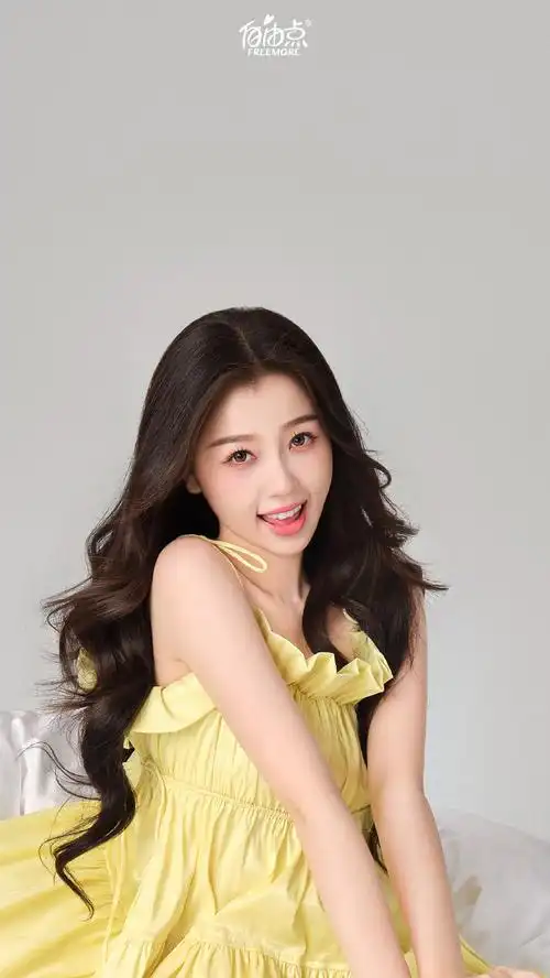 虞书欣亮片绿色抹胸裙##2023高考第二天##虞书欣就要自由点