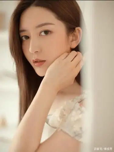 美女写真集 | 娴静如闲花照水,淡雅似云中仙子