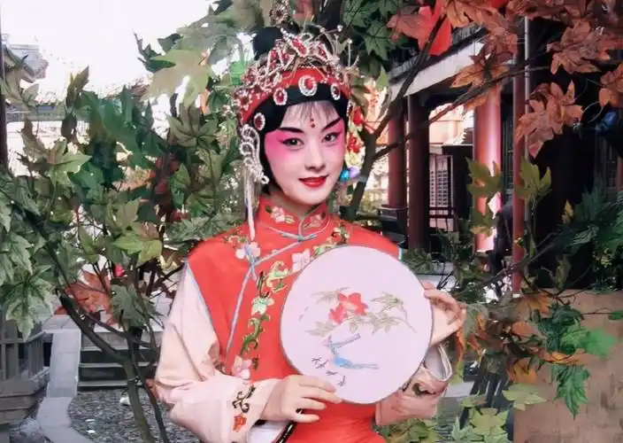 画面中的赵丽颖一身红色京剧戏服,原来当年这是赵丽颖在《镖行天下之