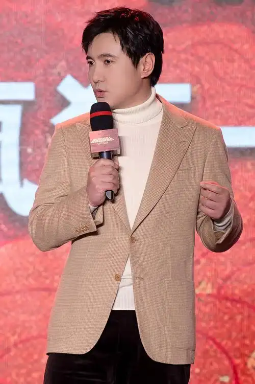 此前沈腾一张10多年前的照片在网上流传,网友们都夸他当年是奶油小生.