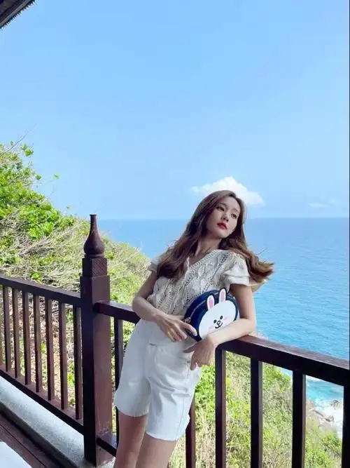 李一桐晒沙滩照