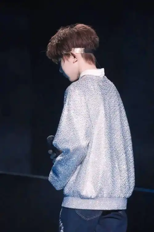 王源背影照安全感满满