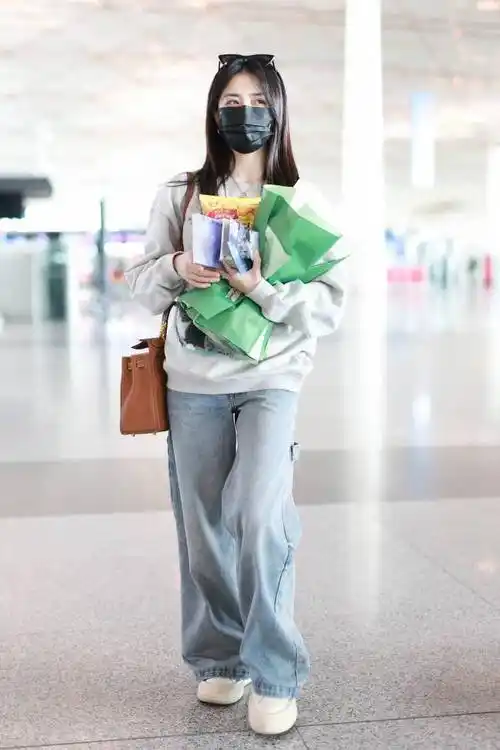 徐璐灰色卫衣搭直筒牛仔裤现身机场 清爽日系少女穿搭get