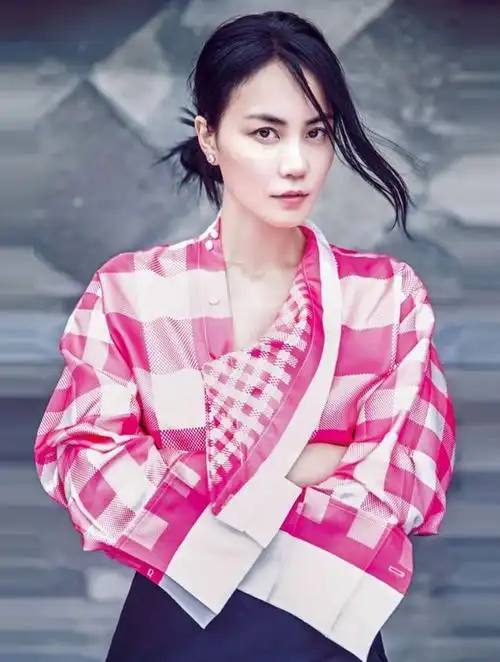 穿着绿色长裙的王菲,齐刘海的发型,看不出50多岁的样子