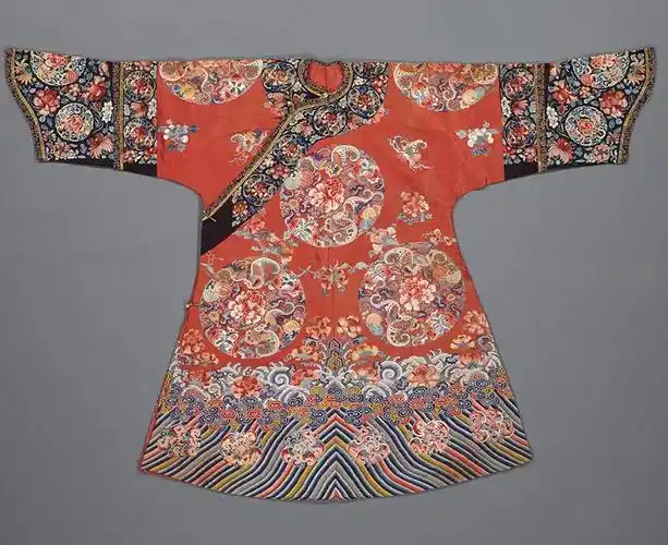 【红色纳纱打籽绣喜相逢纹吉服袍】——清末期,尺寸:长129.5cm.