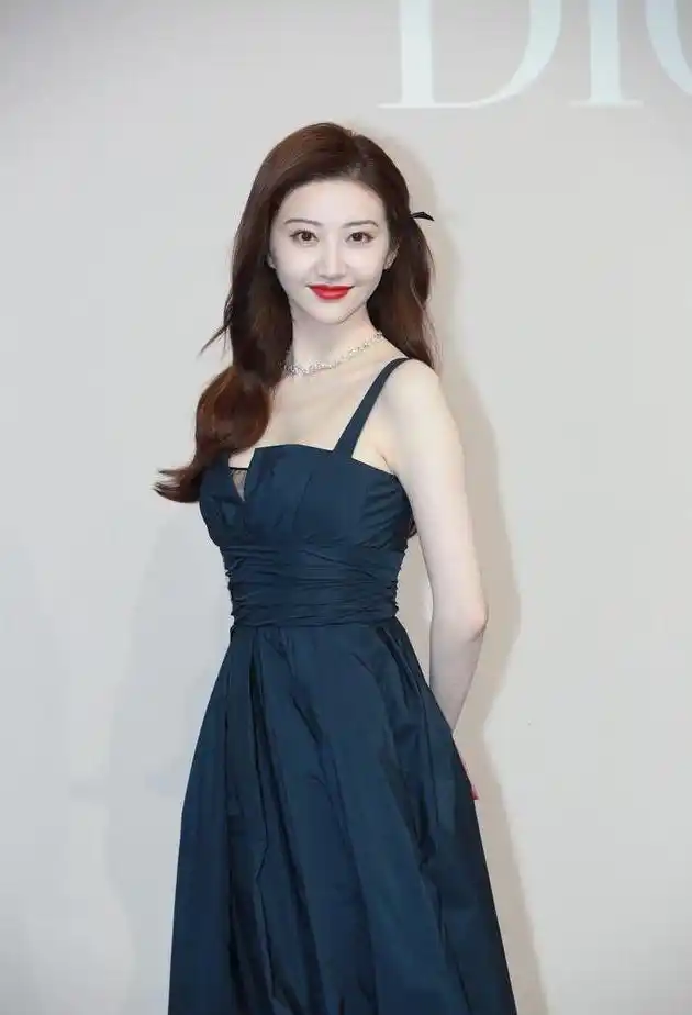 原创景甜身材高衣品也高级,抹胸束腰深色长裙,纤细腰肢让人羡慕