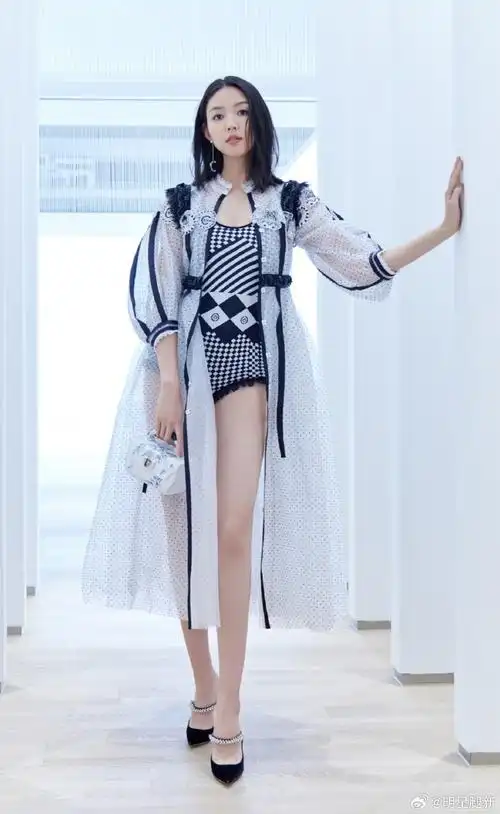 张梓琳热力针织连体衣踩jimmy choo丝绒高跟鞋,论比腿就没有服过谁