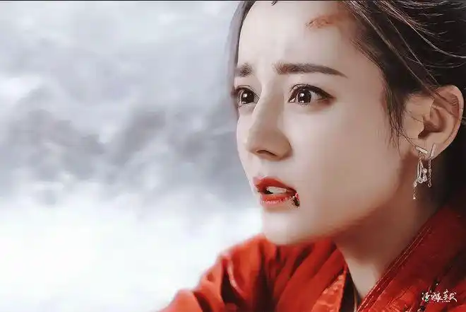 迪丽热巴白色开衩裙的造型,实在是太迷人了