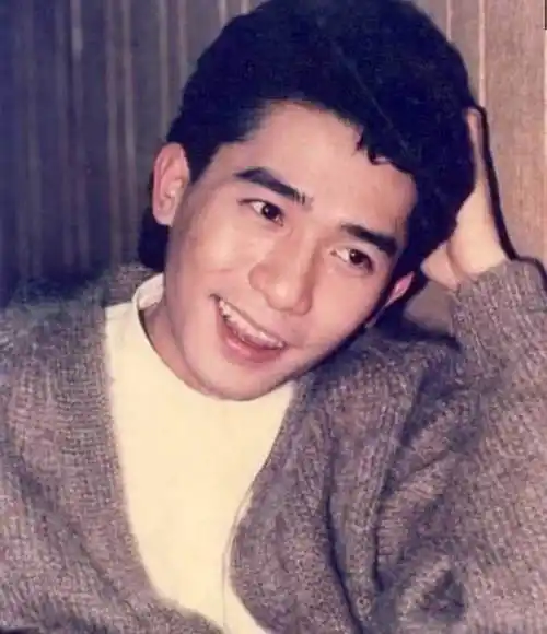 年轻时帅到掉渣的几位男明星: 周星驰排第八, 第一位无人超越