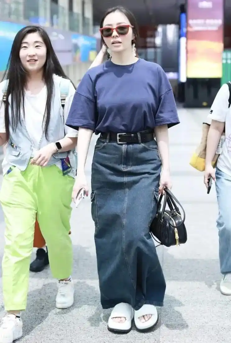 张靓颖身穿牛仔长裙好有存在感! - 抖音